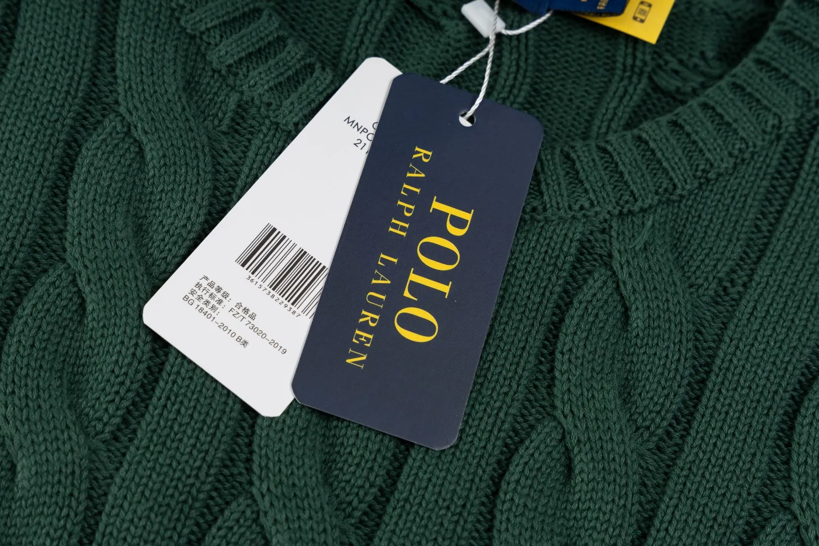 P220 #R91 RALPH LAUREN Ralph Lauren fourteen colors classic small label embroidery round neck pullover cable cardigan sweater men's top, high-density LOGO embroidery on the chest, original customization of tag accessories. Made of pure cotton yarn, pure cotton is skin-friendly and comfortable, small label war horse embroidered twist button round neck sweater 🐎 high quality, follow the blogger to learn how to wear it! Let’s buy a Ralph Lauren cable sweater. It’s a super hard-to-find series after it became popular. It’s hard to find one on the official website. It’s simple and practical to wear, with a lazy and loose feel. The thickened fabric has more texture, feels soft and delicate, and has a loose fit. Whether worn alone or layered, you can wear different styles of fashion with just one piece!   Size：XS S M L Sleeve length: 59/60/61/62/63
